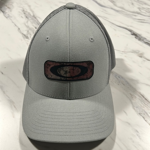 Oakley Indy Hologram Patch Trucker Stretch-Fitted Hat - Picture 1 of 7